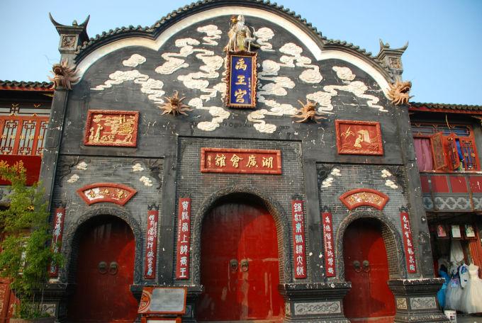 “最听劝的老板”靠卖伞一年还清200万元债务,百万网友猛追